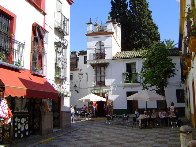 Barrio Santa Cruz - ceramica shop to left