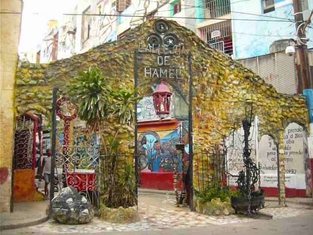 Site seeing in Havana El Callejon de Hamel